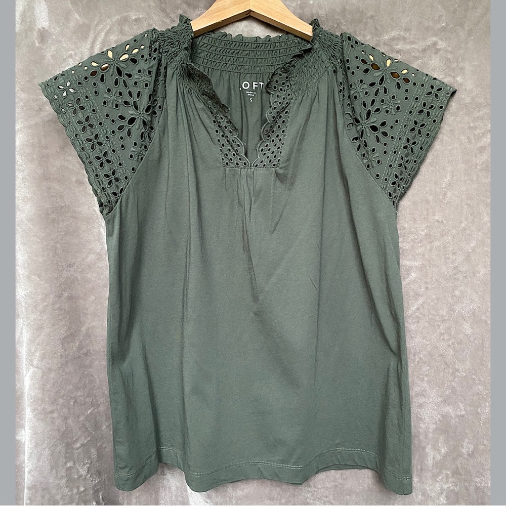 🎉LOFT Eyelet Cap Sleeve Top, Size Women's Small, Army Green